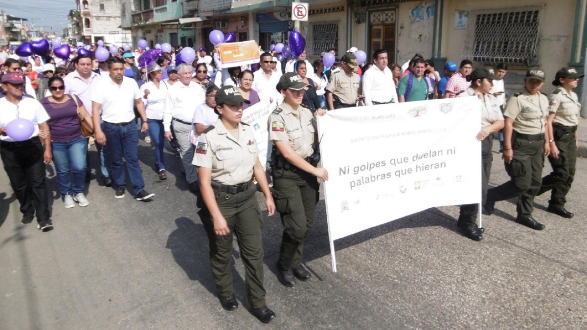 Con globos y camisetas blancas, en Daule marcharon en rechazo a los crímenes.