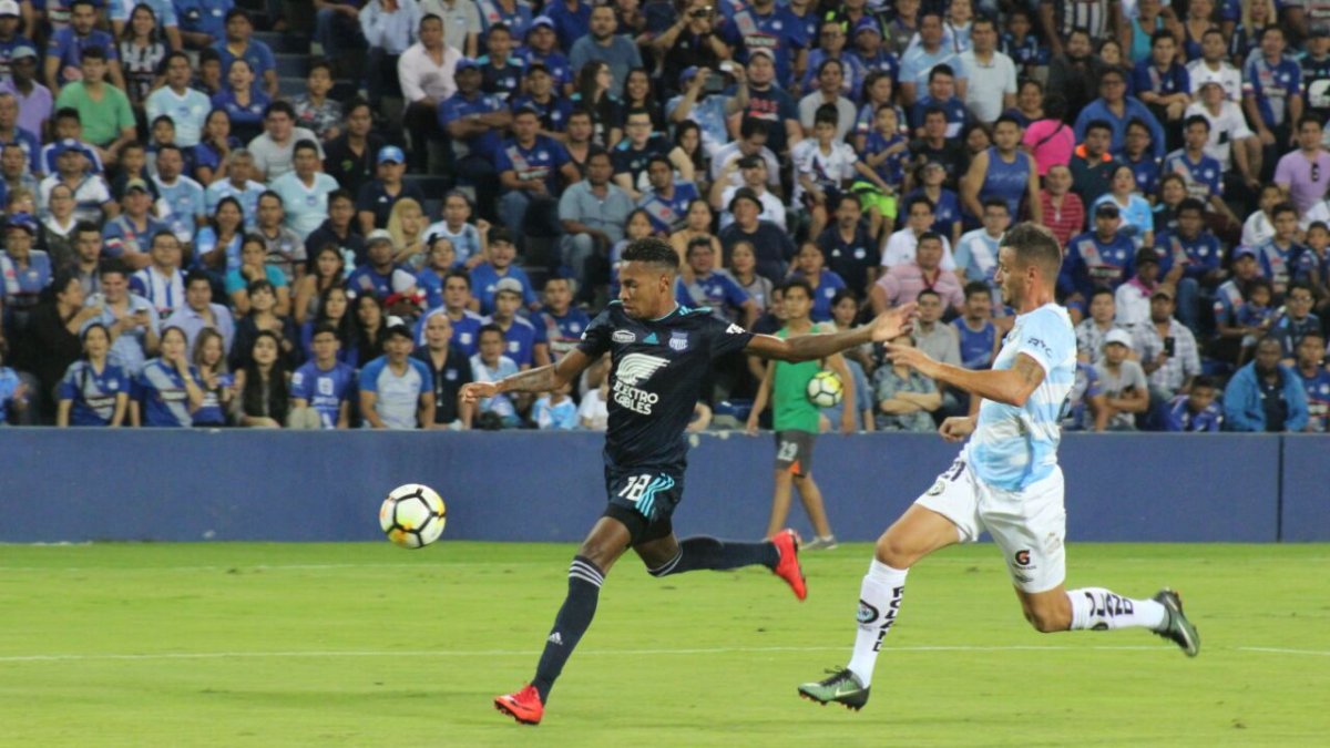 Ganando, gustando y goleando, Emelec sigue marcando la diferencia en el campeonato ecuatoriano de fútbol.