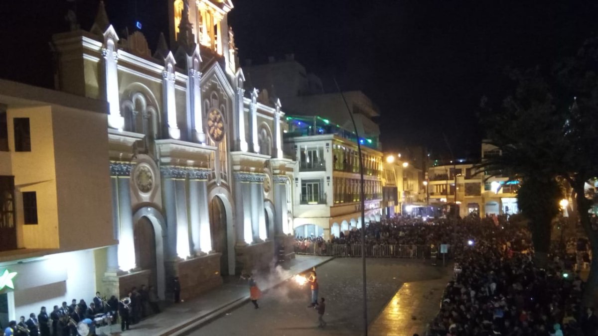Los lojanos que estaban en el parque central continuaron con la celebración de la noche del peregrino