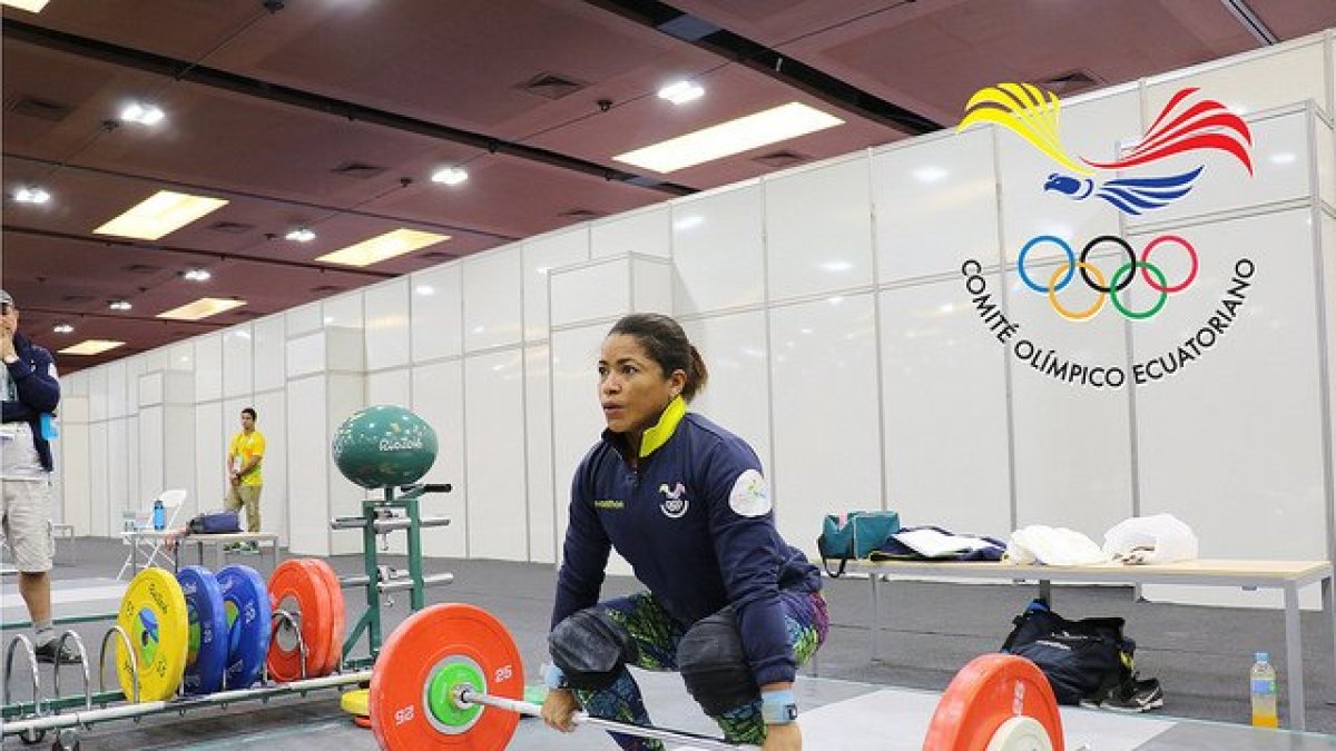 Alexandra Escobar, pesista ecuatoriana destacada.