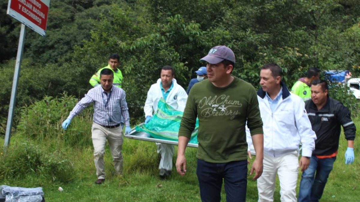 Miembros de la Policía exploraron el área cercana de donde se hizo el hallazgo.