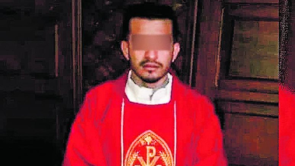 El hombre oficiaba servicios religiosos a domicilio con las vestimentas del clero.