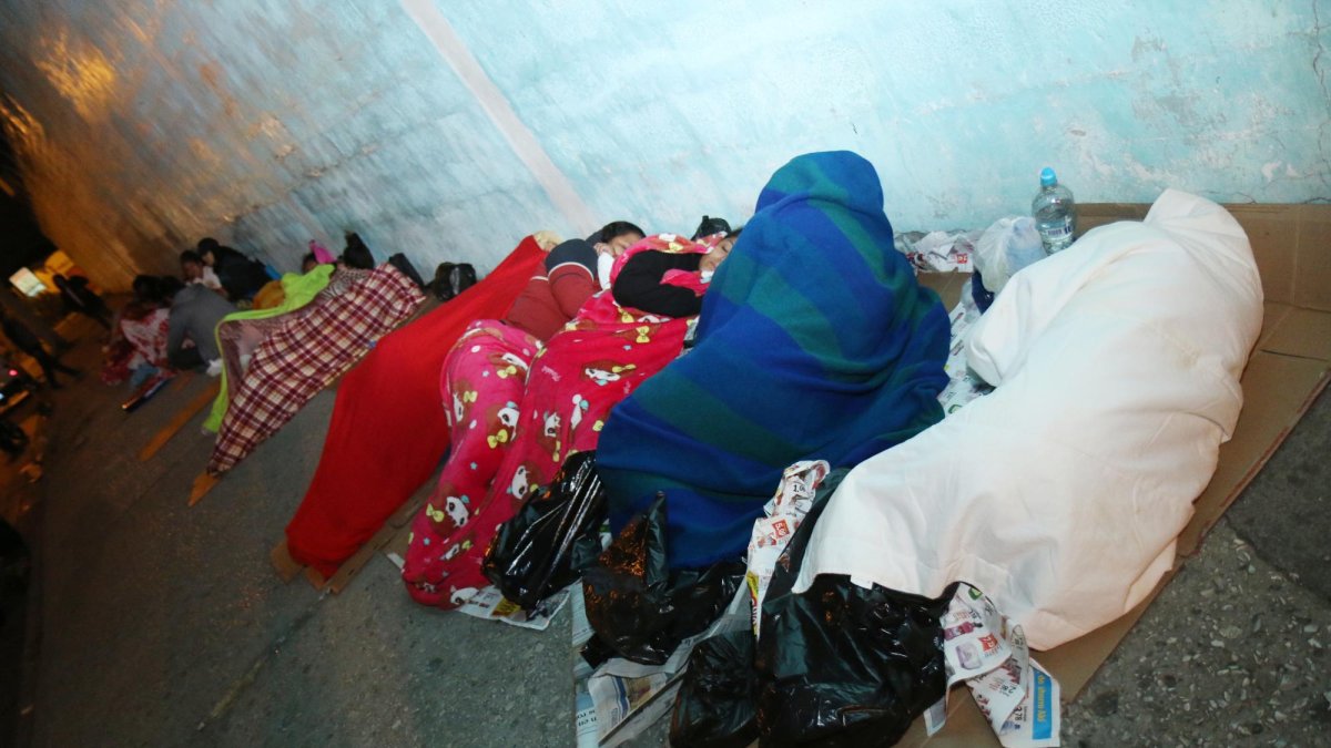 Pernoctan en una vereda diagonal al Consejo  Nacional Electoral.