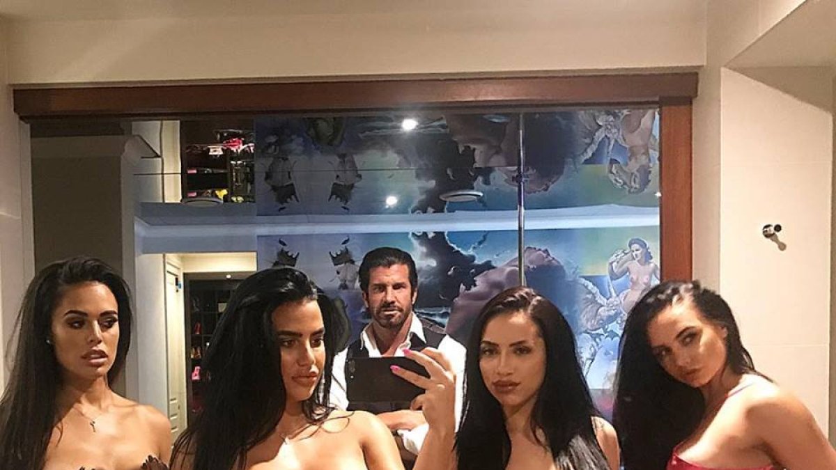 Las fotos que publica son siempre motivo de debate, ya sea por su alto contenido sexual o por la manera en que se degrada a la mujer.