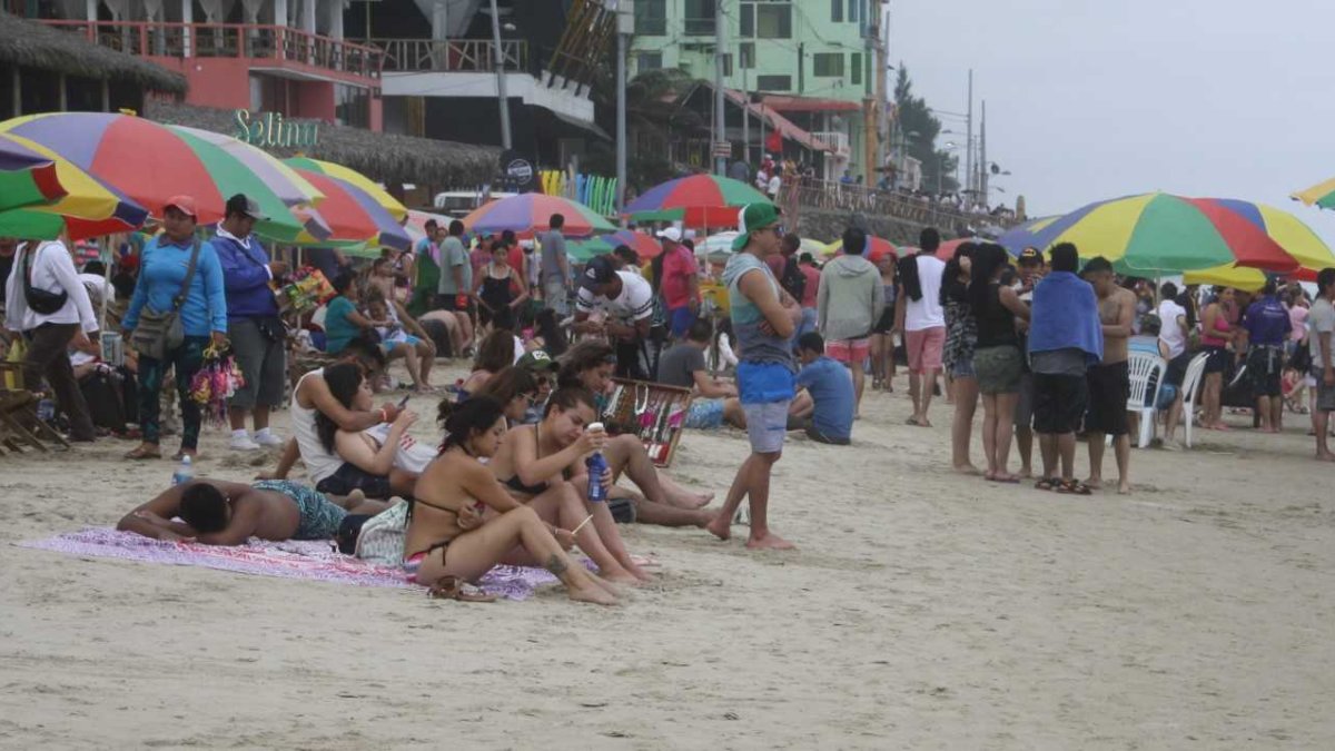 Turistas en las playas de Santa Elena.