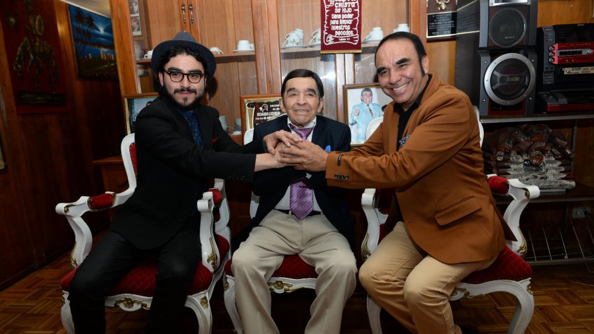Daniel y Mauricio acompañan a Medardo Luzuriaga (centro) en la sala de su casa. Hijo y nieto siguen el legado del hombre en la música.