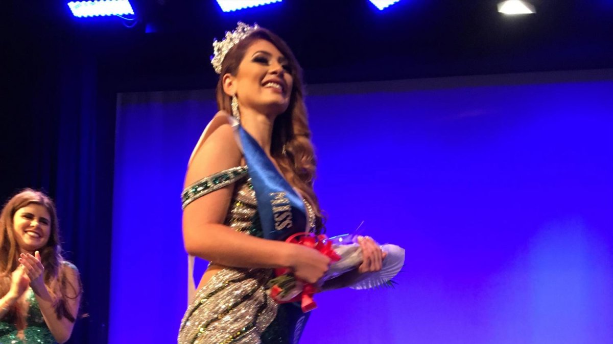 Este año la corona fue para la candidata Laura Sempértegui, quien contó con una nutrida barra de simpatizantes.