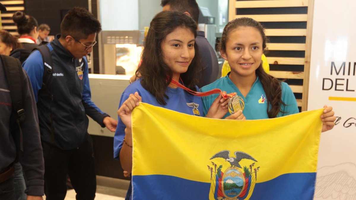 Marchistas destacadas: Paula Torres y Glenda Morejón.