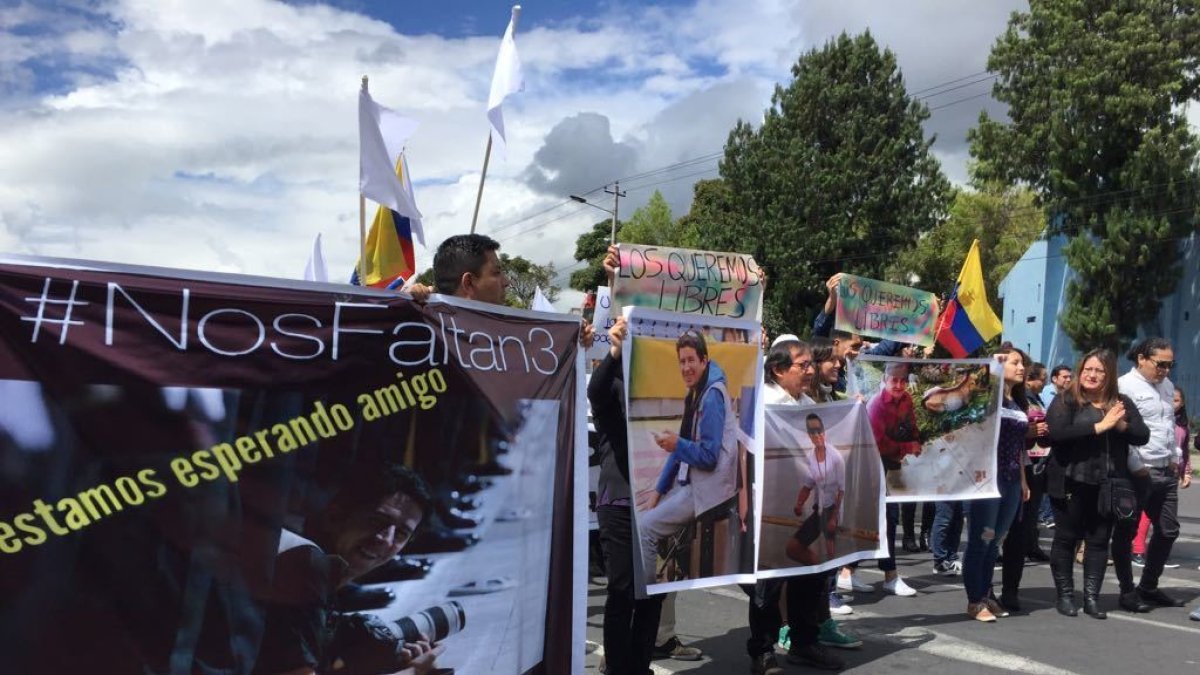 Familiares de los colaboradores de El Comercio marcharon por su libertad. Comunicaron a la sociedad las identidades de los desaparecidos.