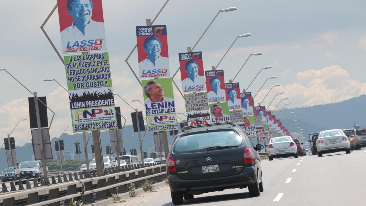 Publicidad electoral en el puente de la Unidad Nacional