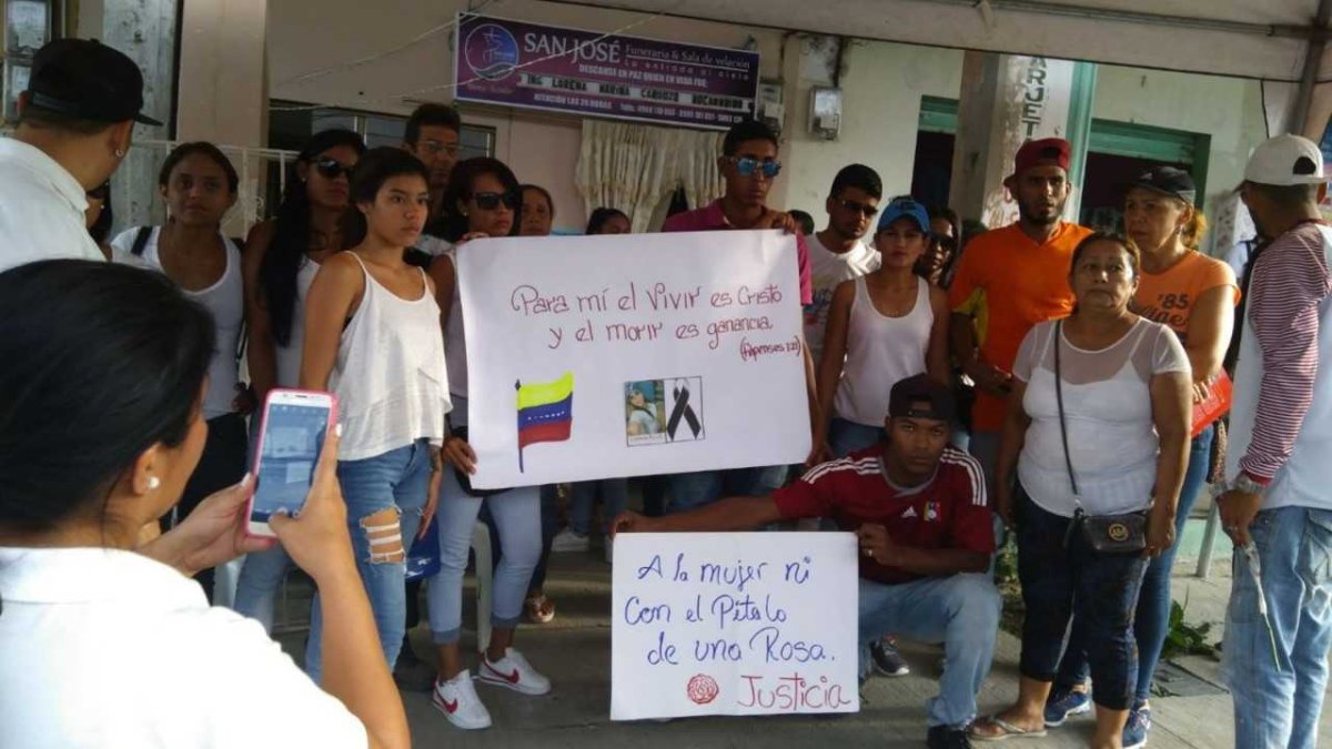 Durante el velorio de Lorena, los venezolanos radicados en Manta exigieron justicia.
