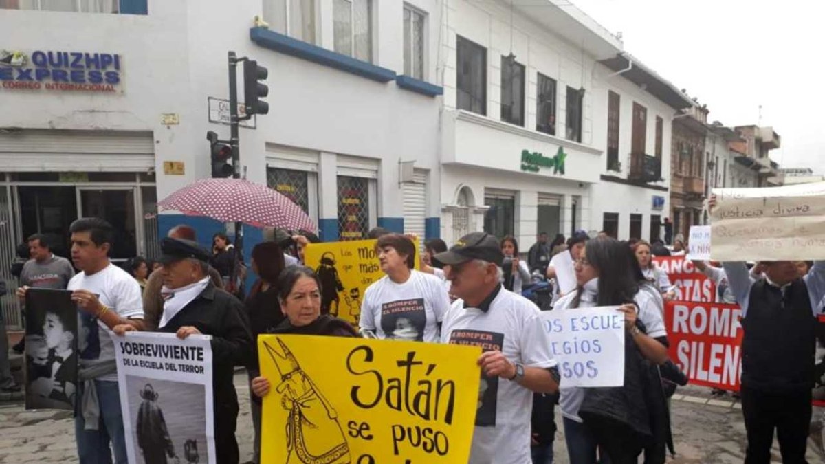 Familiares y estudiantes reclaman por los presuntos delitos sexuales.