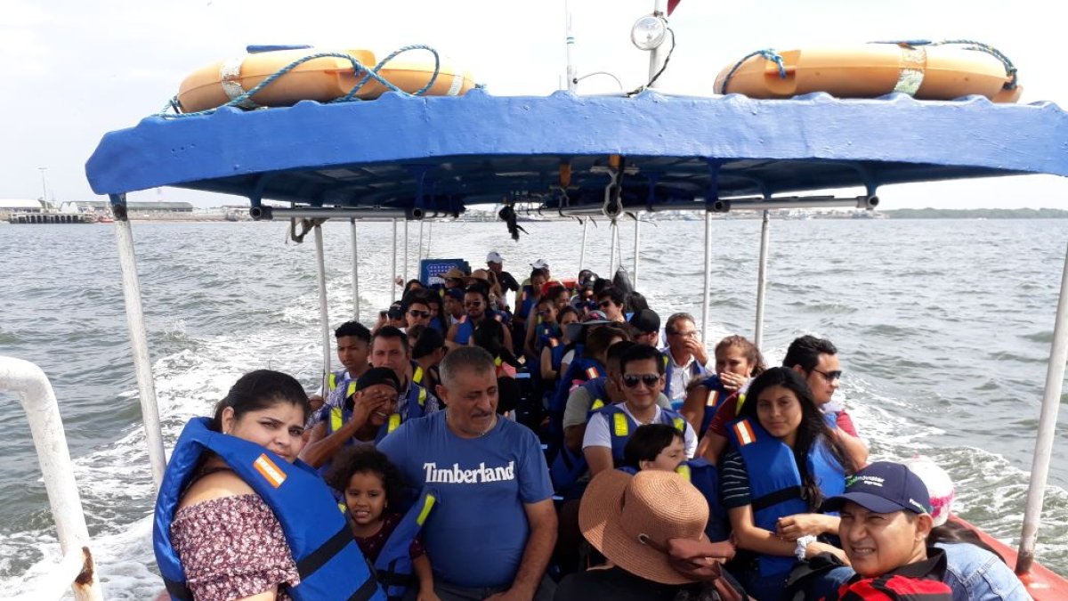 Turistas se transportan en lancha.