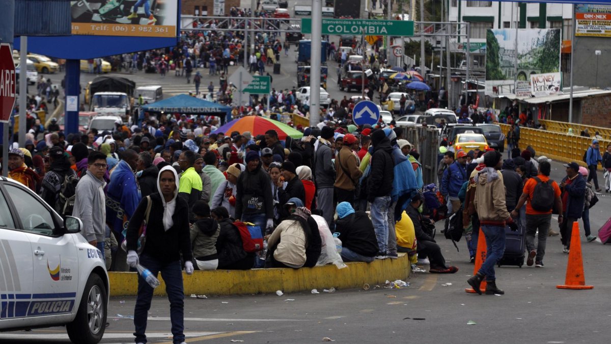 De acuerdo a un comunicado, el gobernador del Carchi, Alex Cruz explicó que solo el martes unos 4.078 venezolanos habían ingresado al país por el puente.