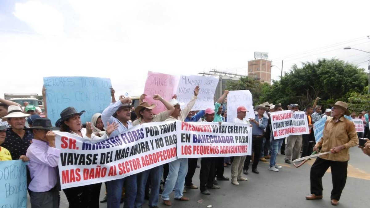 Los arroceros mantienen obstaculizado el paso por la vía.