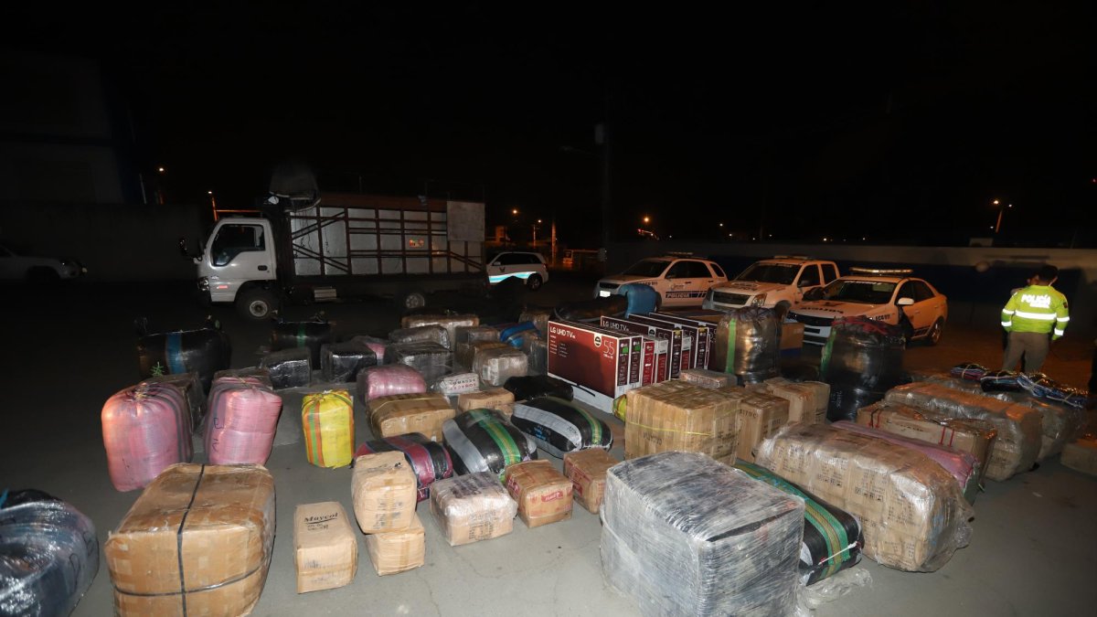 Entre los productos principales del cargamento se halló televisores de alta gama, ropa y licor.