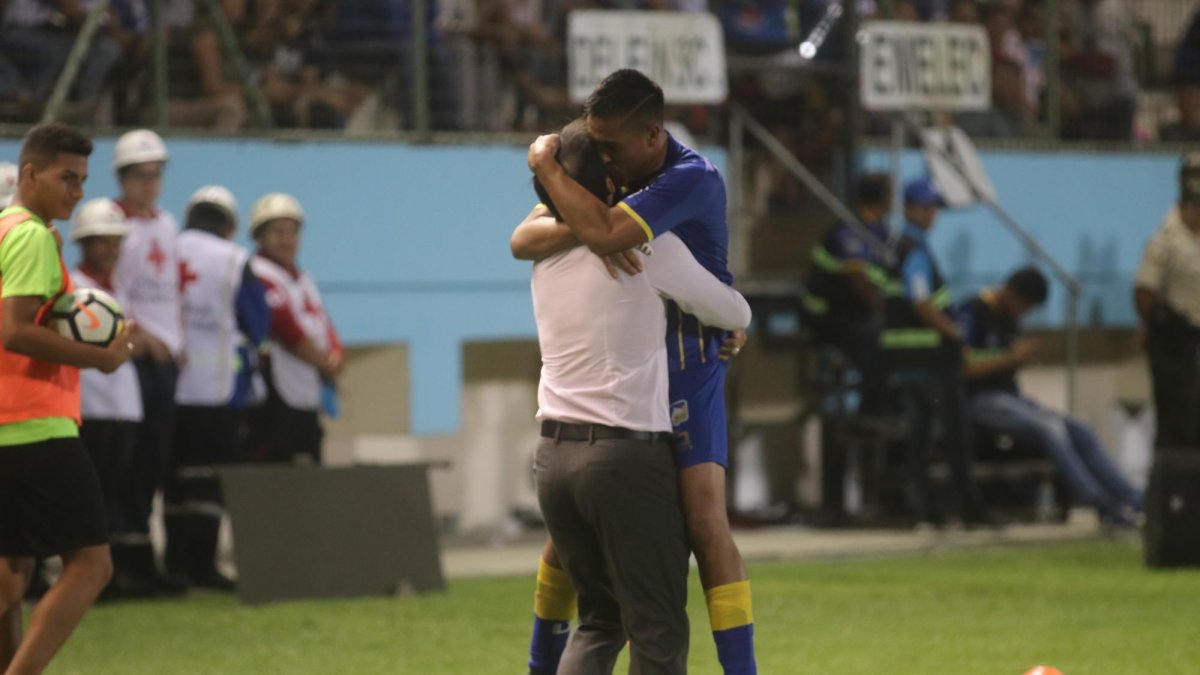 Andrés Chicaiza celebrando el gol con el técnico Fabián Bustos.