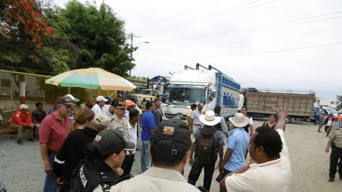 Los policías tuvieron que intervenir para que se despeje la vía.