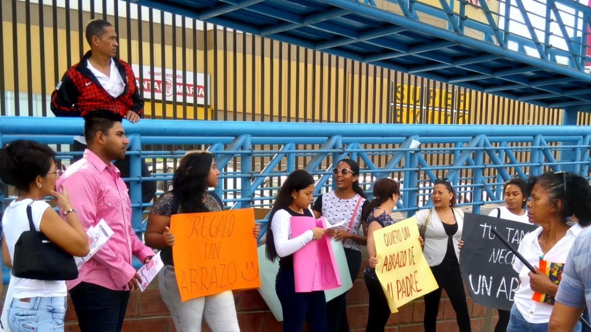 Los miembros del Centi entregaron abrazos gratis en los exteriores de Mall El Fortín.