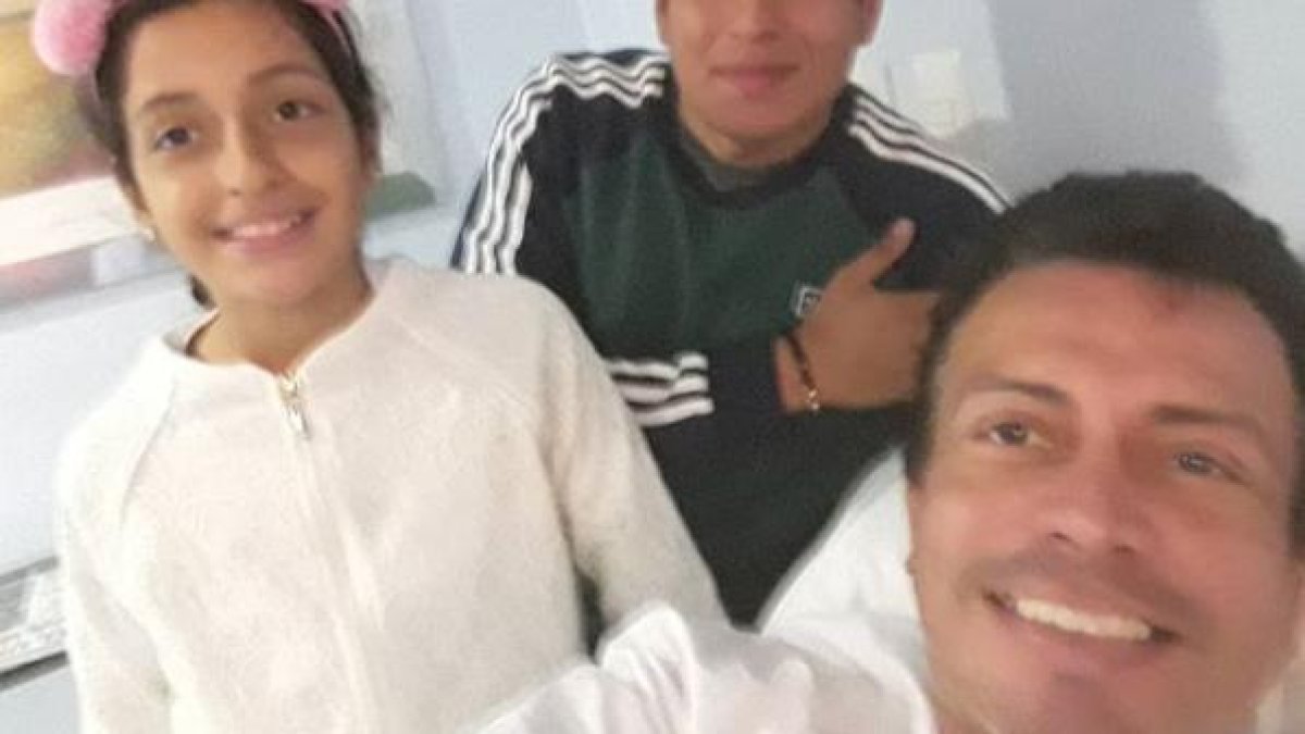 Al parecer en los días que el cronista de farándula estuvo internado por la cirugía de vesícula, su mamá colapsó y hoy enfrenta una neumonía, un fallo de riñón y una artrosis.