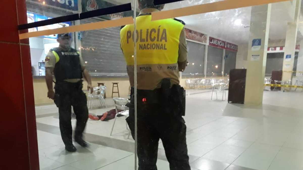 Los presentes, para salvar su integridad física, se lanzaron al piso, mientras varios de testigos pudieron observar a un sujeto que disparaba en contra de una chica.