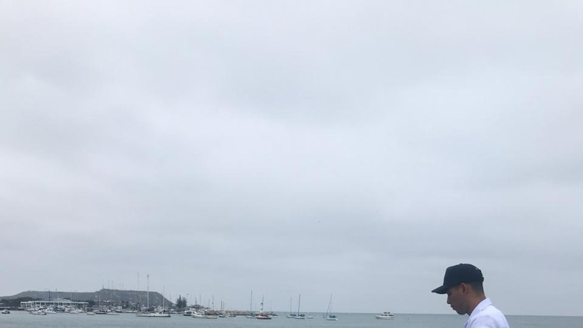 El marino señala el lugar donde ocurrió la emergencia.