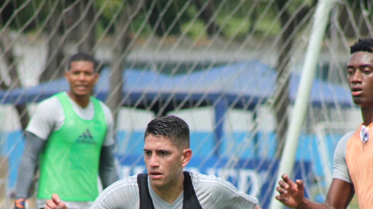 El enganche de 21 años estuvo a punto de retirarse del fútbol hace tres años y ahora busca brillar en el fútbol ecuatoriano. El zurdo ya entrenó con el Bombillo.