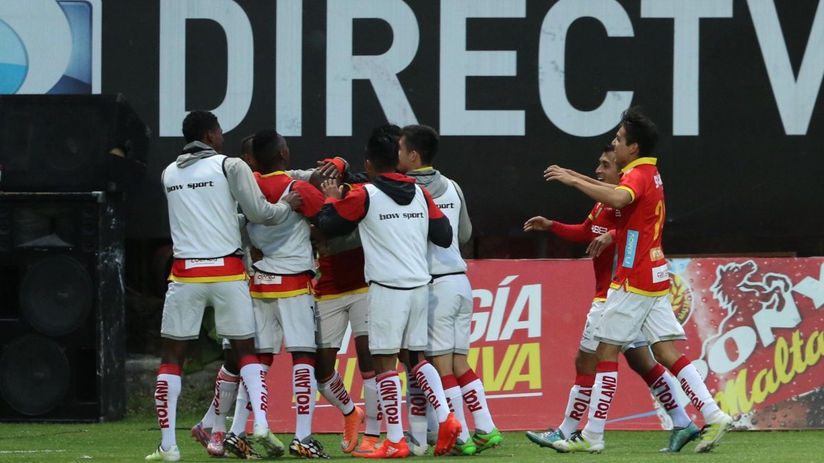 Deportivo Cuenca también sufrió una expulsión, la de Gustavo Vallecilla -además de la del técnico Richard Páez por reclamos al juez-.