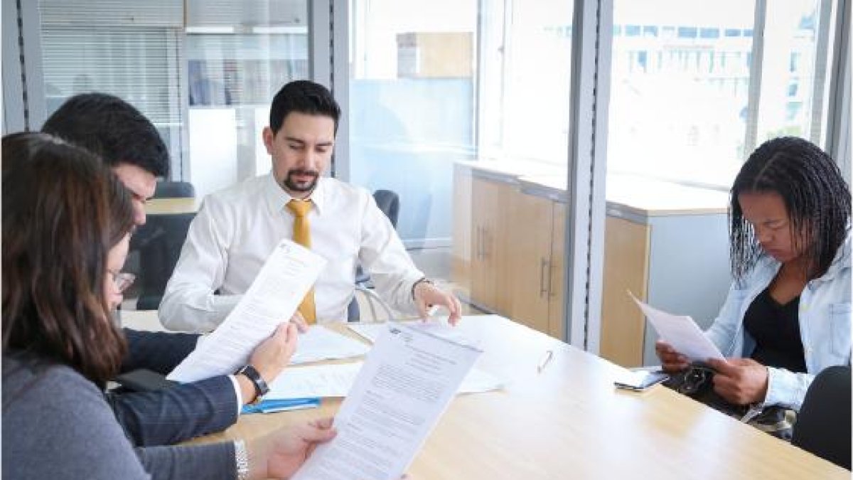 Existen unos ‘jueces’ imparciales que te ayudarán a evitar este largo trecho y te brindarán una vía menos ‘fregada’ para resolver tu problema laboral; hablamos de la mediación laboral.