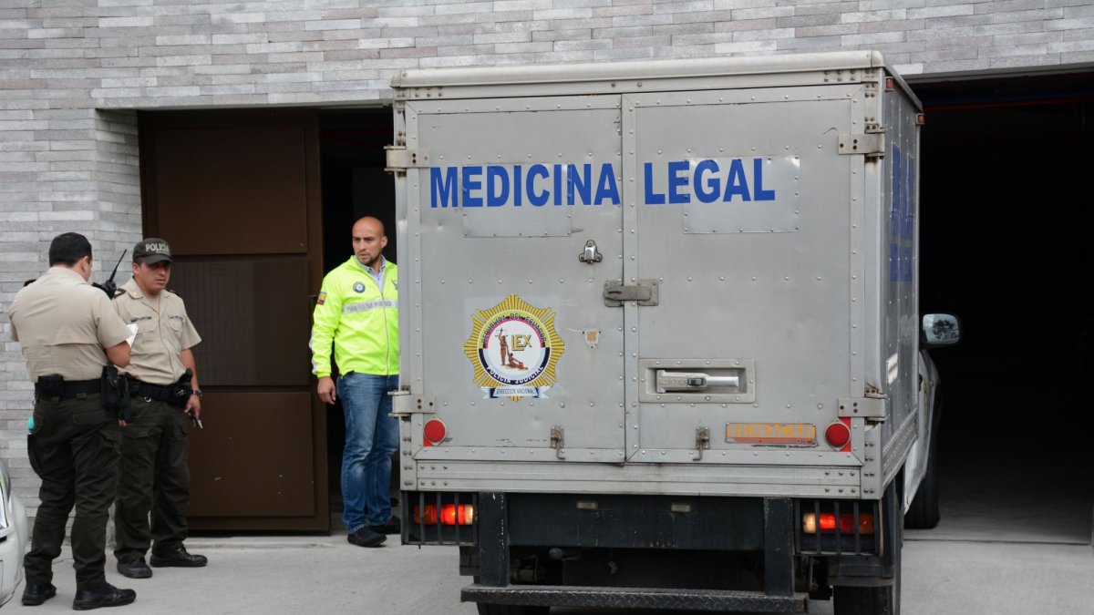 Miembros de la Policía llegaron al sitio para recabar indicios de lo acontecido dentro del departamento, en el norte de Quito.