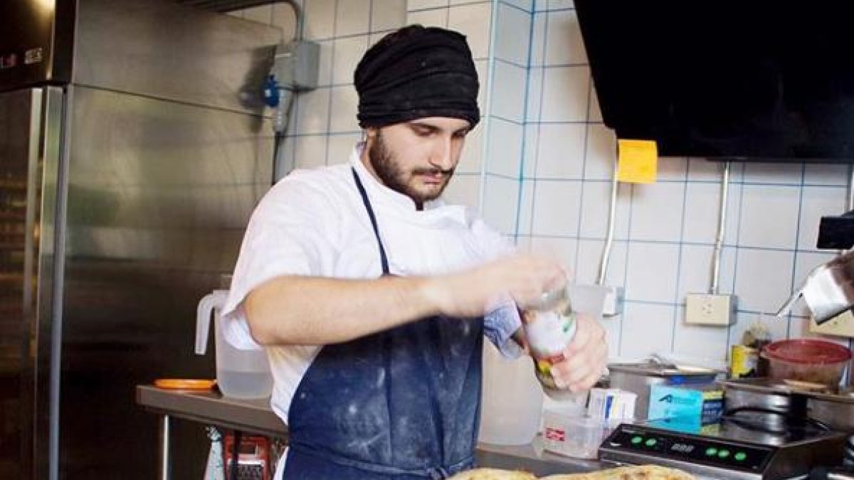 Pedro Alvear es el pizzaiolo del restaurante.