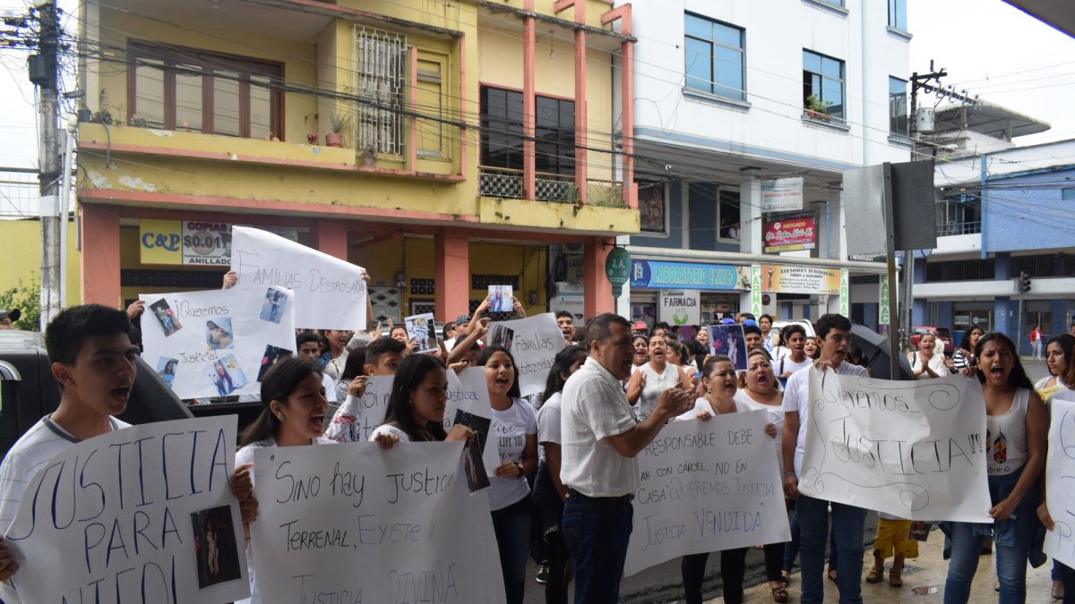 Familiares de víctimas se acercaron con pancartas a dependencias de justicia.