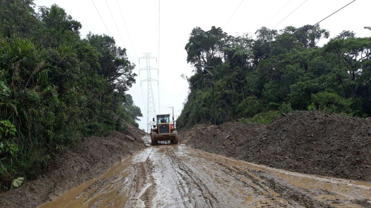 El clima causa deslizamientos en dos carreteras.
