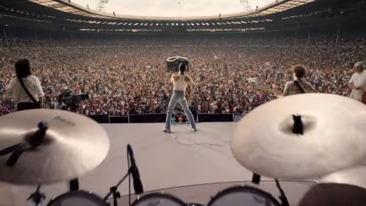 El filme celebra el legado musical de la banda británica y la vida de su líder Freddie Mercury.