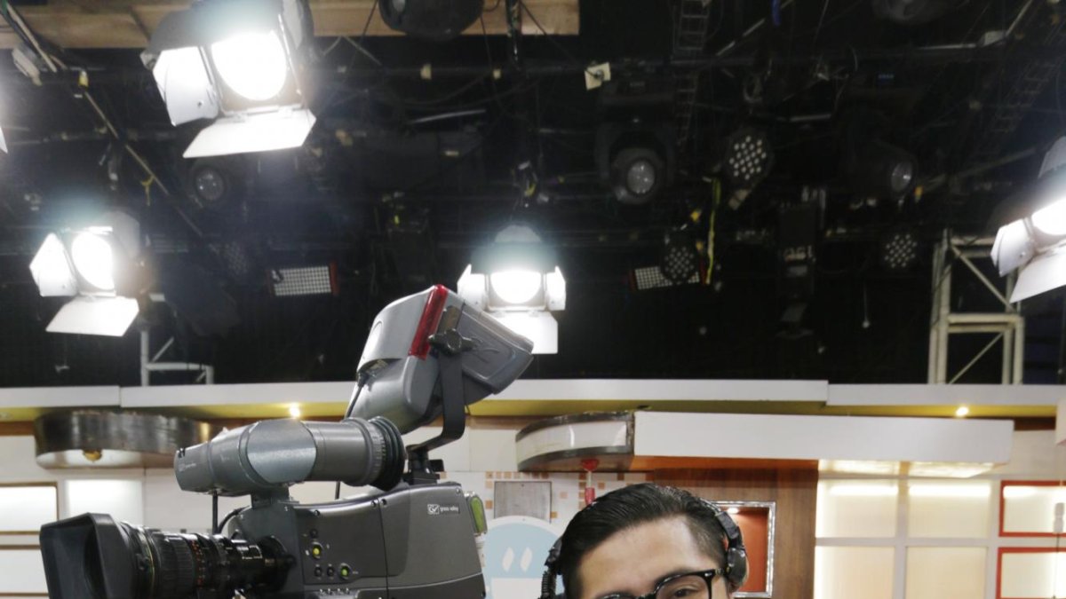 Tiene 29 años.Nació en la provincia de El Oro, pero se crió en Macas, Morona Santiago, donde vive su familia.