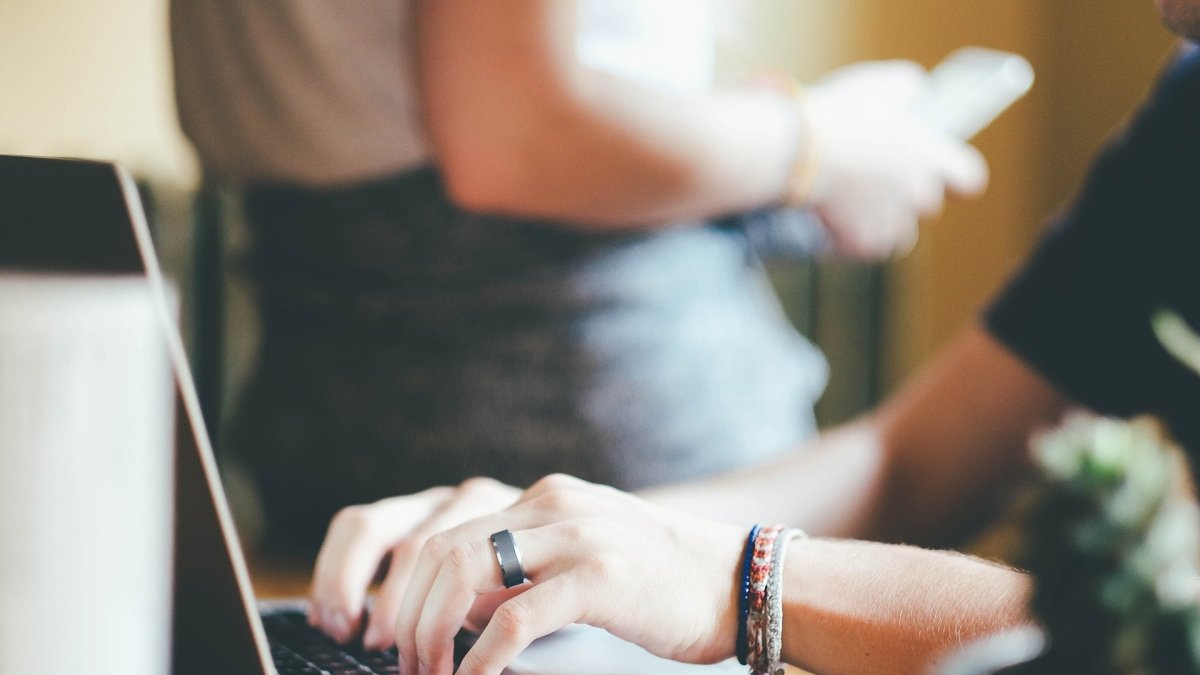 Apenas leemos de una supuesta cura contra el cáncer o la diabetes, la compartimos por internet.