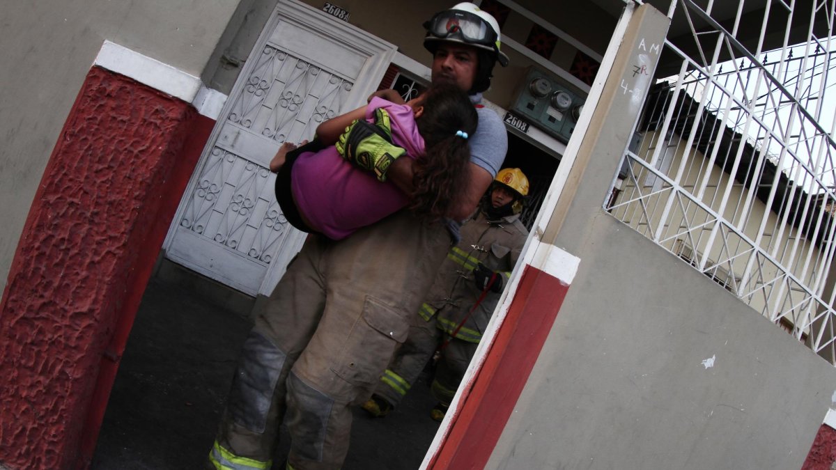 Los bomberos tuvieron que desarmar el electrodoméstico para poder rescatar a la pequeña, sin que sufriera alguna laceración fractura.