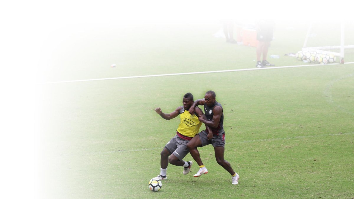 Jonathan Betancourt (i.) y Dinamita Guerrón (d.) disputan un balón durante el entrenamiento. Ambos juegan como extremos.