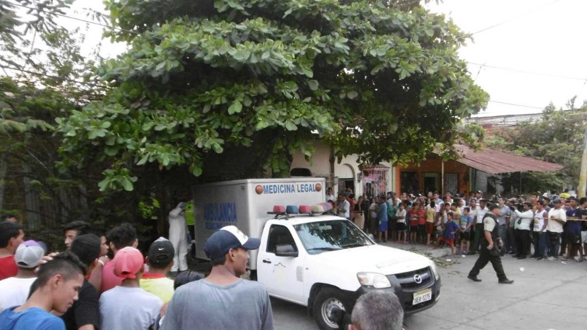Agentes realizan el levantamiento del cadáver.