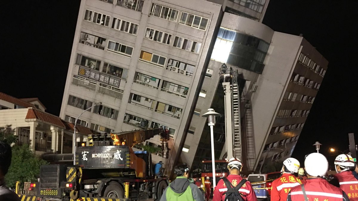 Vista de un edificio dañado tras el terremoto de 6,4 grados de magnitud en la escala de Richter.