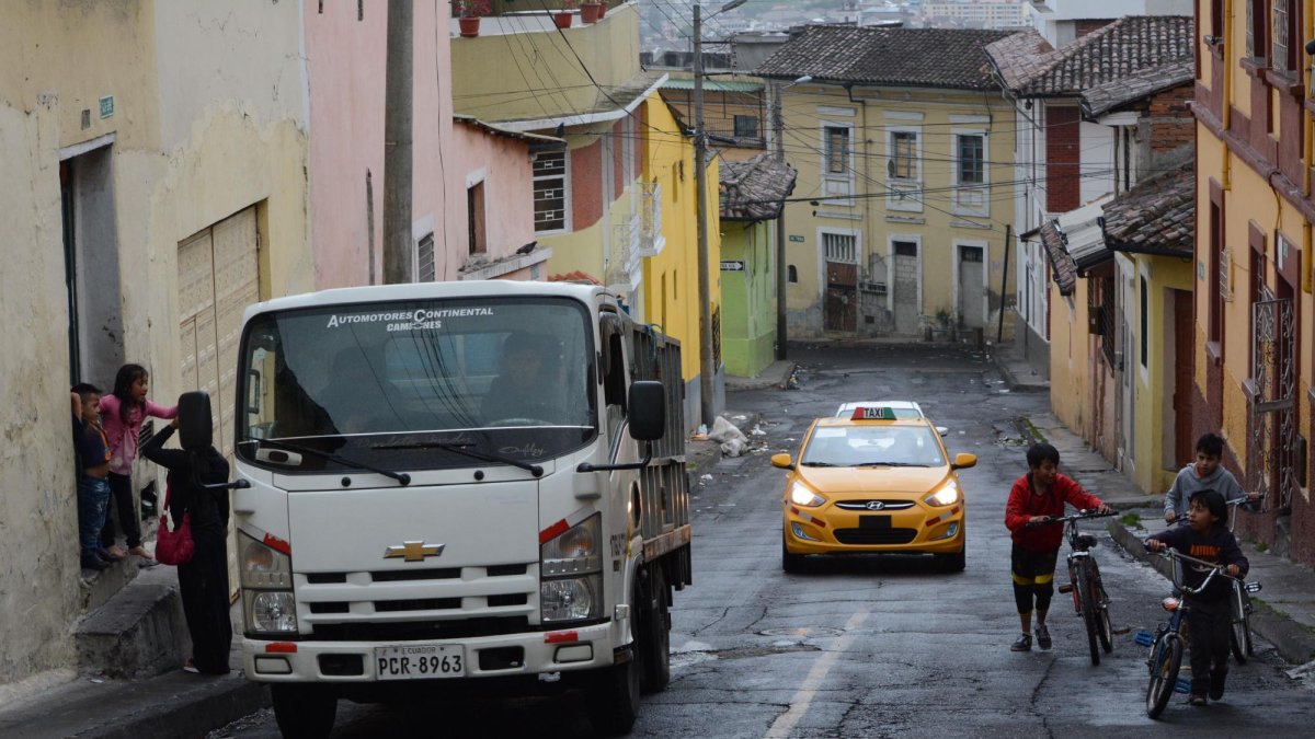 En la calle Cumandá los camiones también se instalan de lado y lado. Ahí, además del malestar en temas de movilidad, dejan basura.