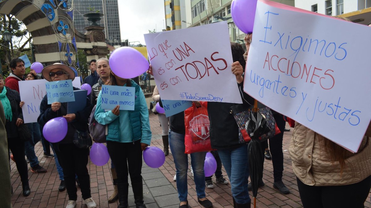 La protesta contra la violencia de género se hizo desde las 09:00 del martes 16 de enero en el Parque Montalvo, centro de Ambato.