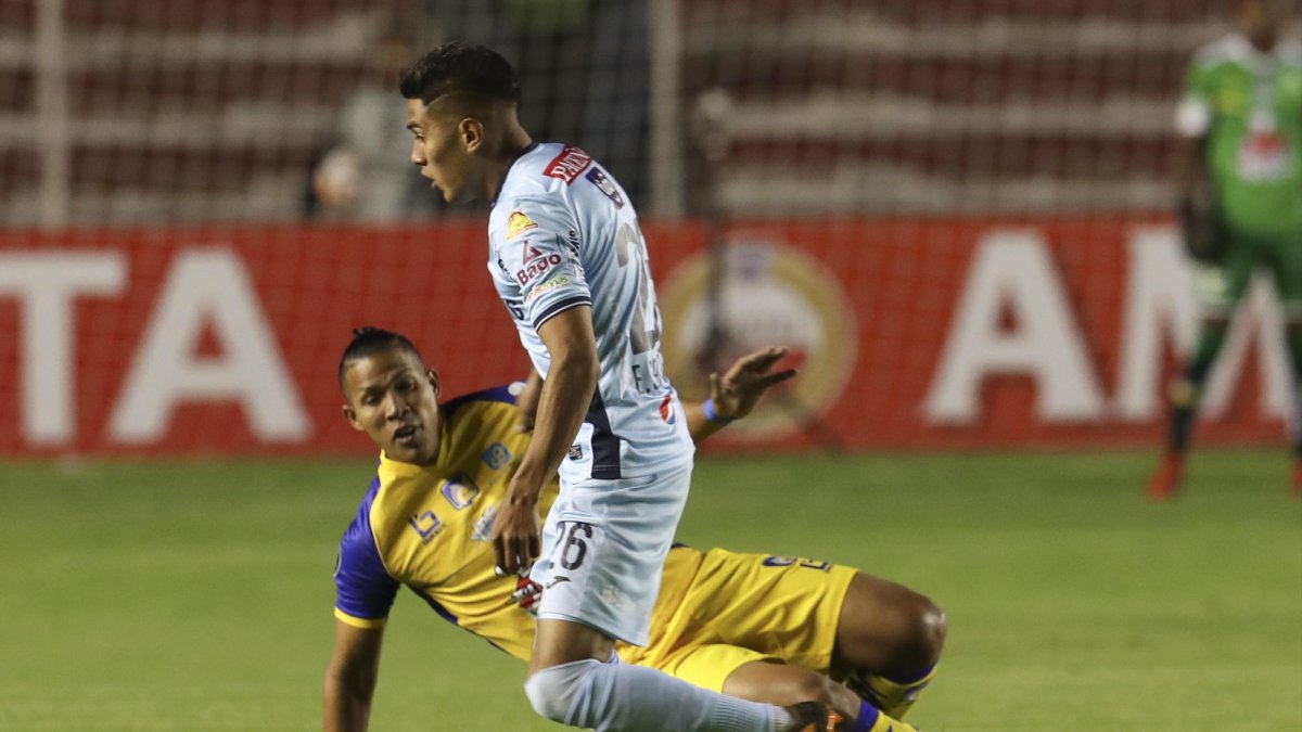 Los bolivianos estaban obligados a golear y necesitaban la derrota del Colo Colo en Medellín para meterse en la fase de los 16 mejores de la Libertadores.