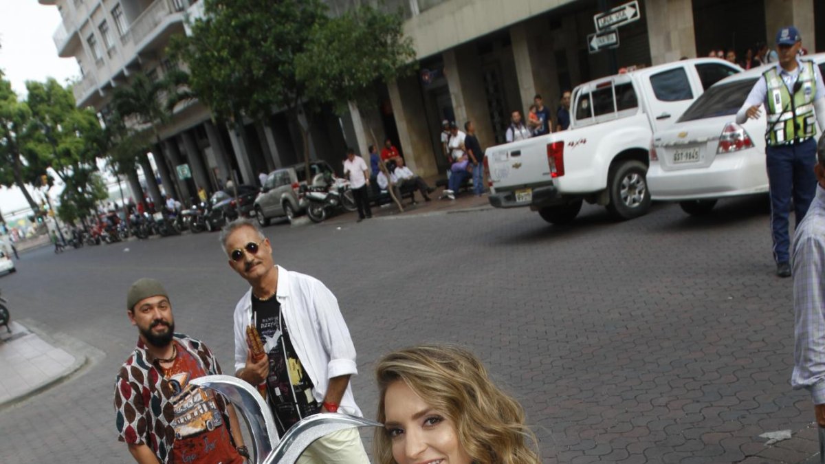 La reina del andipop junto a sus inseparables músicos y maestros, Marcel Ferrer y Eduardo Pérez.