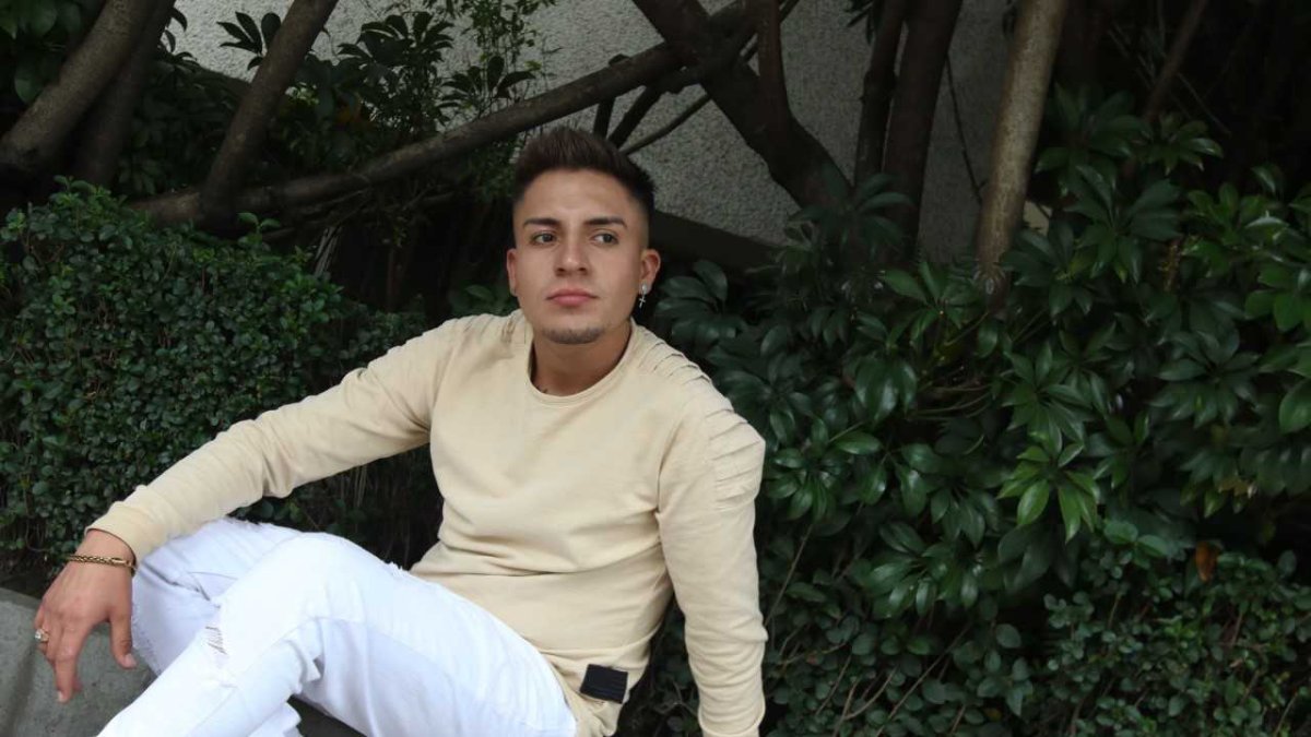 El cantante ecuatoriano Frankel, quien reside en Alemania, busca abrirse camino en la música. Canta en un bar en el que trabaja.