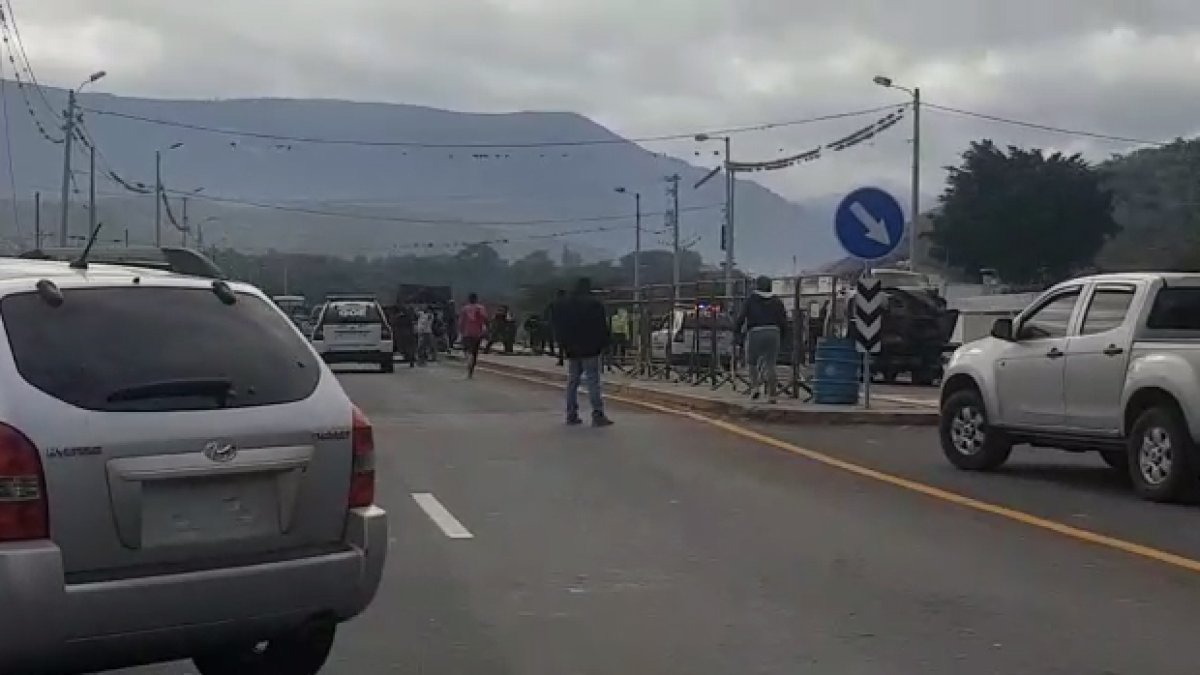 Una fuente informó que el hecho se registró tras un accidente de tránsito en la parroquia Salinas. Al parecer una wincha trató de llevarse uno de los carros implicados cuando la gente trató de impedirlo.