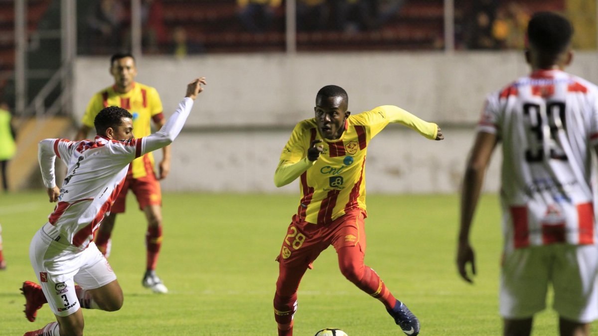 El entrenador de Aucas considera “apresurada” su salida.