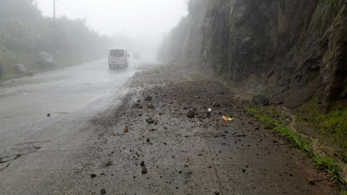 El clima causa pequeños deslizamientos de tierra.