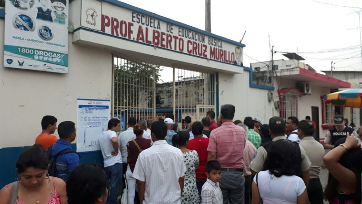 Habitantes madrugaron a sufragar, pero encontraron la puerta cerrada.