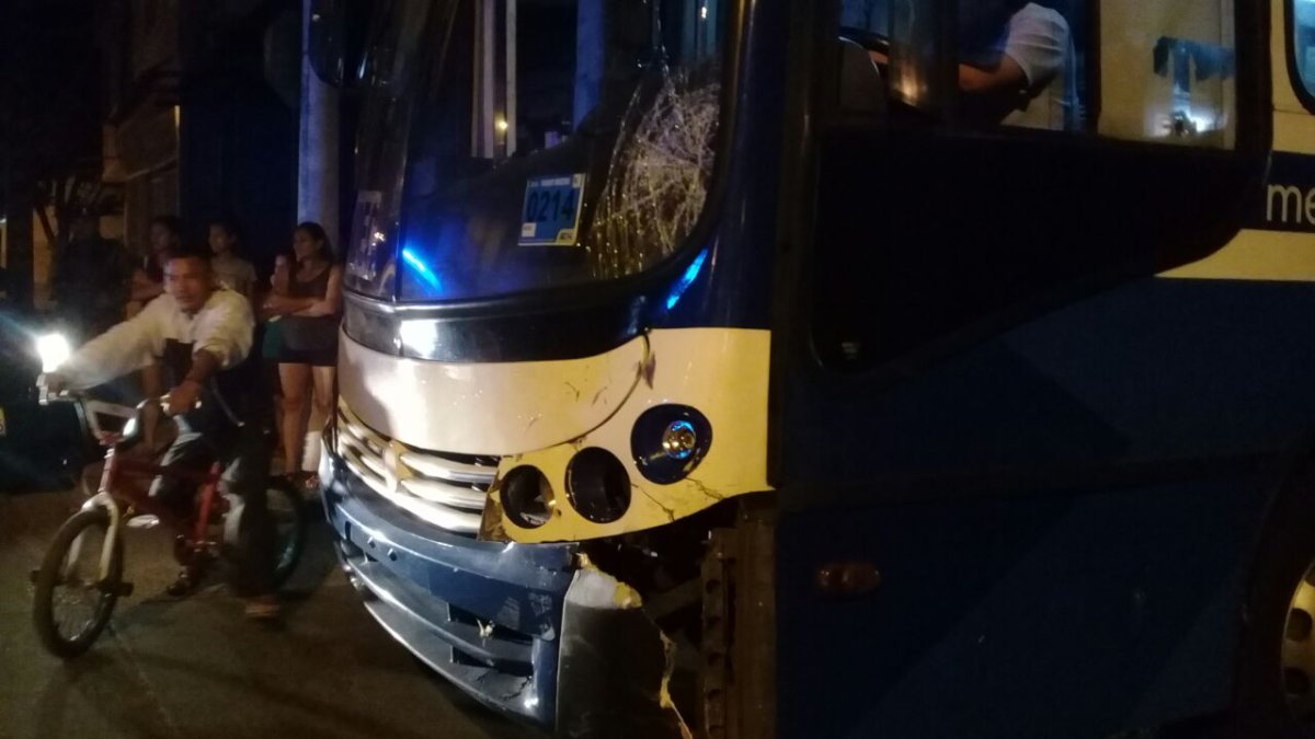 La unidad que daba el servicio de alimentador de la Metrovía fue retenida al igual que su chofer.